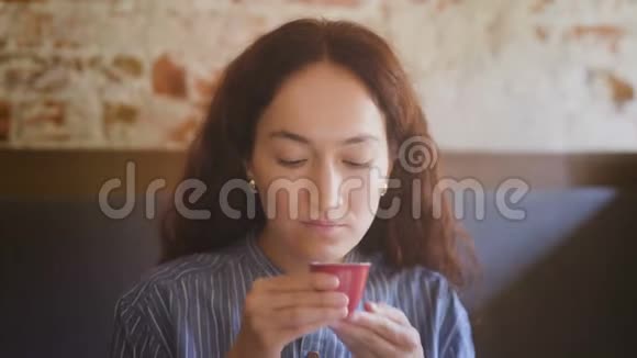 女人的肖像正在喝红茶视频的预览图