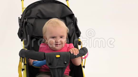 坐在马车里的不满的婴儿女孩视频的预览图
