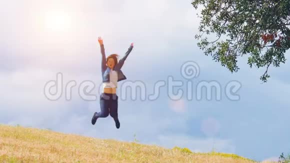 快乐的年轻女人享受美好的生活在田野跳跃兴奋的人视频的预览图