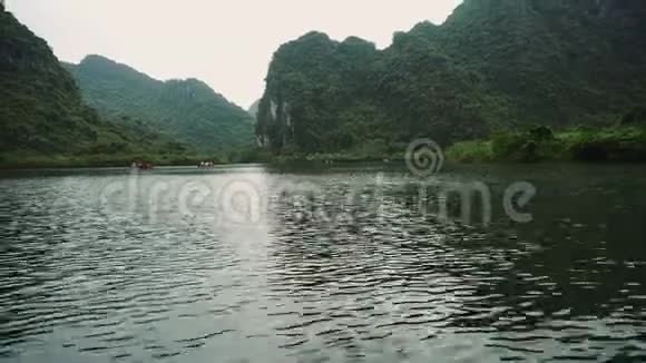 越南宁滨地区风景秀丽的山湖视频的预览图
