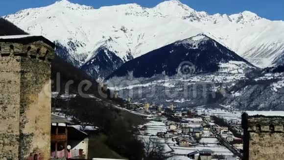 多莉放大了山和村庄令人惊叹的雪景4k视频的预览图