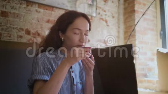 中国餐馆里喝茶的女人画像视频的预览图