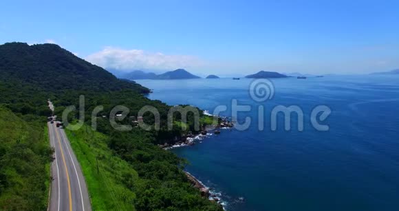 蓝色的大海和美妙的风景安格拉多斯里斯海巴西里约热内卢州奇妙的海洋和道路视频的预览图