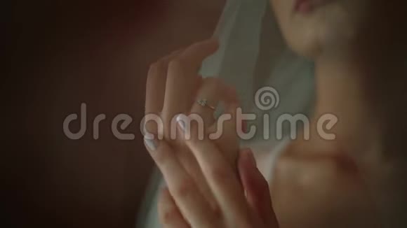 紧紧抓住新娘的手手指上戴着戒指视频的预览图