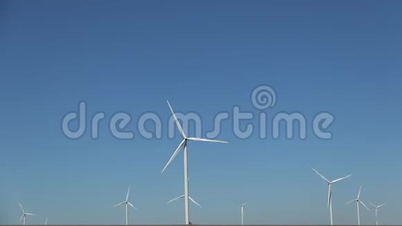 有风力发电机的能源公园视频的预览图