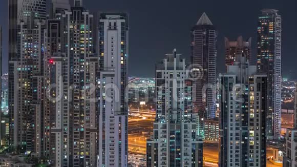 现代住宅和办公综合体与许多塔空中夜晚时间推移在商务湾迪拜阿联酋视频的预览图