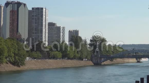 巴黎市中心形象与现代建筑和铁路大桥跨越塞纳河视频的预览图