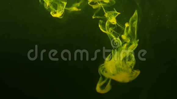 自然环境中的黄光烟在深绿色背景上混沌地盘旋视频的预览图