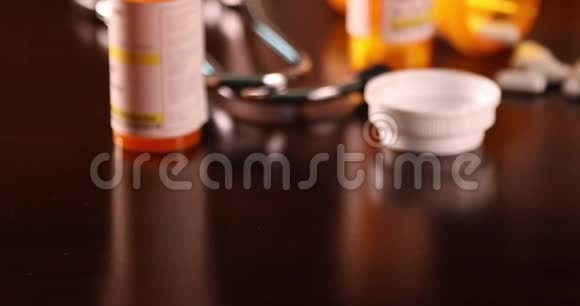 黑木表面非专利药瓶药丸和听诊器的轨迹扫描视频的预览图