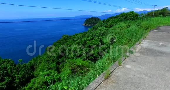 蓝色的大海和美妙的风景安格拉多斯里斯海巴西里约热内卢州奇妙的海洋和道路视频的预览图