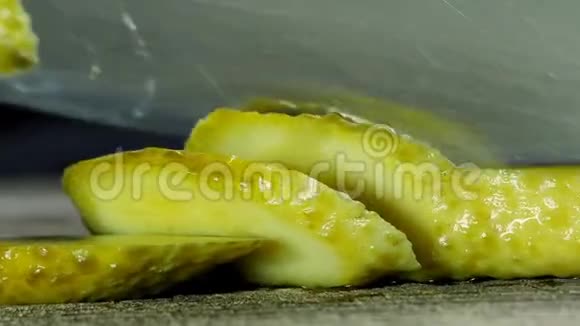 做汉堡的厨师曼斯手切片腌制黄瓜刀特写视频的预览图