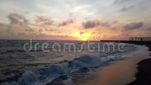 日落时分奥斯蒂亚丽多OstiaLido罗马海岸的海滩上令人惊叹的黄昏海岸上波涛汹涌视频的预览图