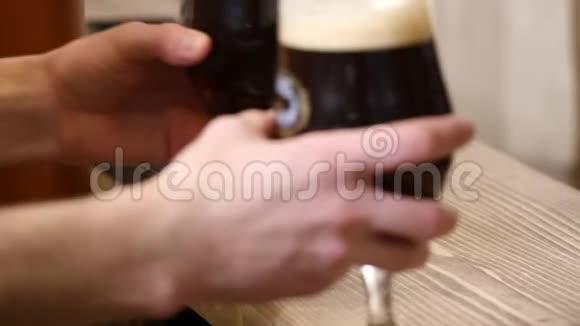 在酒吧里倒两杯啤酒视频的预览图