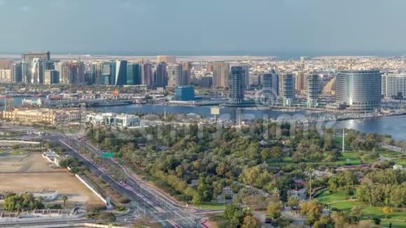 阿联酋迪拜新的现代建筑和绿色公园的鸟瞰图视频的预览图