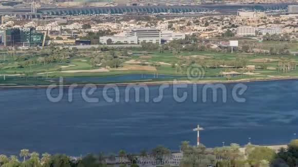 阿联酋迪拜豪华城市运河和建筑物附近的公园景观视频的预览图