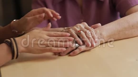 孙女和非常老的孙女牵手家庭世代爱亲人的概念视频的预览图