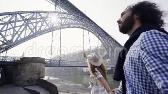 太阳照耀下的情侣在堤岸上行走视频的预览图