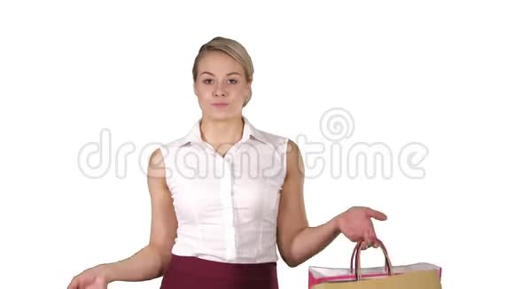 年轻女子走路拿着购物袋在白色背景下做一些购物视频的预览图