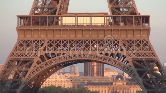与巴黎市中心建筑和埃菲尔铁塔在日落灯光下的形象视频的预览图
