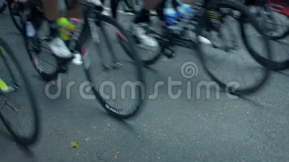 骑自行车的人跑得很快视频的预览图