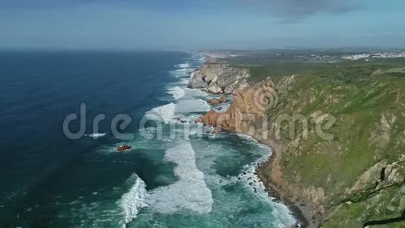 大西洋海岸有岩石峭壁和海浪视频的预览图