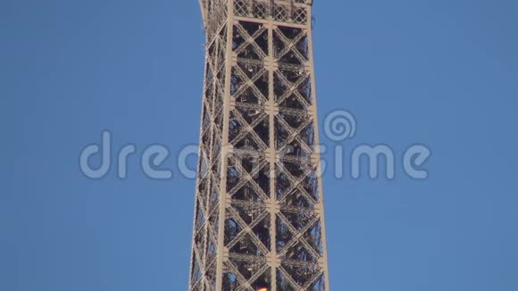 巴黎地标性建筑埃菲尔铁塔金属结构与一体电梯在阿森松视频的预览图