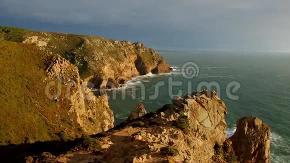 葡萄牙罗卡角在大西洋的岩石海岸锡特拉里斯本葡萄牙10月19日2019年视频的预览图