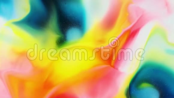 彩虹涂料在水中反应创造奇妙的背景流体艺术视频的预览图