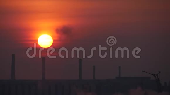 美丽的夏日日出伴着红日和橙日的清晨黎明视频的预览图