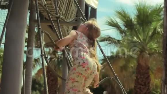 小女孩爬上绳梯视频的预览图