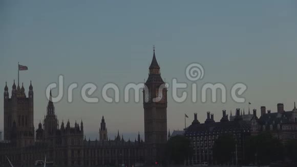 伦敦城市形象与威斯敏斯特宫和大本钟塔剪影黑暗视频的预览图