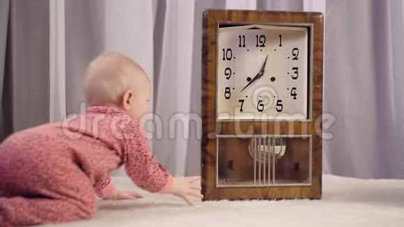 可爱的新生儿和时钟视频的预览图