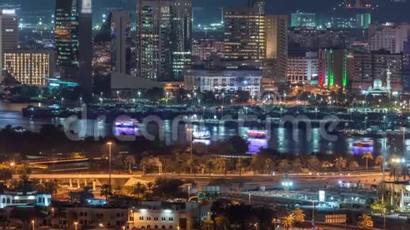 夜晚城市的节奏迪拜的摩天大楼和运河近运河空中时光视频的预览图