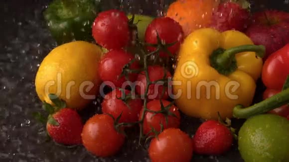 选择新鲜水果和蔬菜的雨水视频的预览图