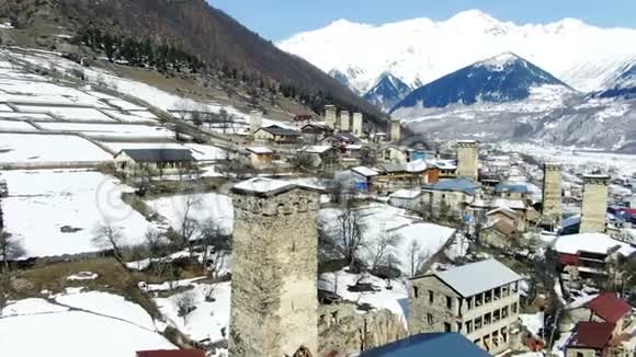 美丽的空中镜头小村庄和周围的大山4k视频的预览图