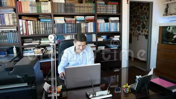 在笔记本电脑上工作的人秘书在平板电脑里和老板协调一些事情视频的预览图
