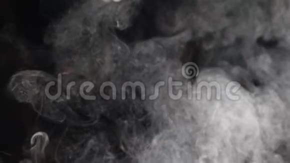 白色烟雾在黑色背景下缓慢运动的特写高清高清视频的预览图