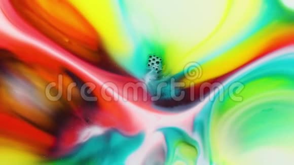 彩虹涂料在水中反应创造奇妙的背景流体艺术视频的预览图
