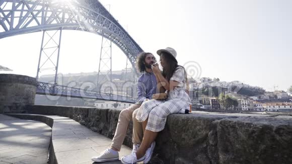 夫妇在桥附近的堤岸上放松视频的预览图