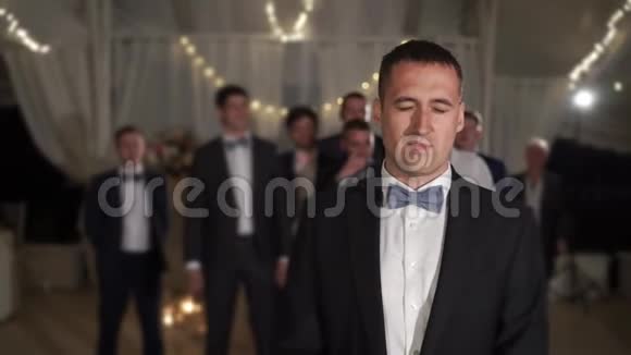 新郎在婚礼庆典派对上扔吊袜带视频的预览图