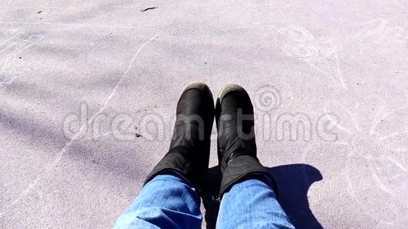 脚穿冬鞋人坐在长凳上活动交叉双腿复制空间视频的预览图