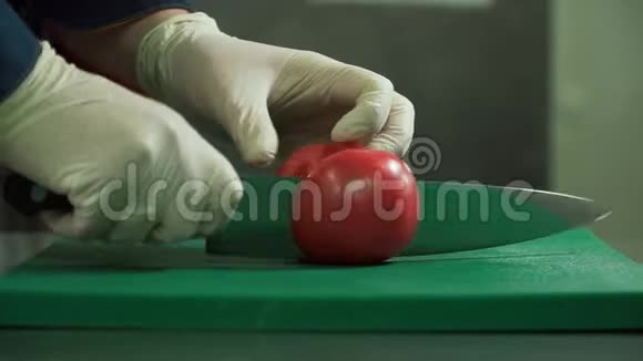 一个厨师用一把大刀切一个西红柿在餐厅做饭特写视频的预览图