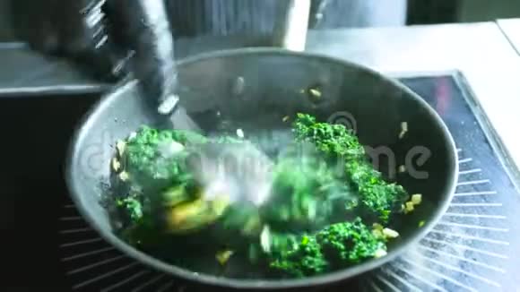 把菠菜和洋葱炒熟厨师把菠菜和洋葱一起煮加入奶油视频的预览图