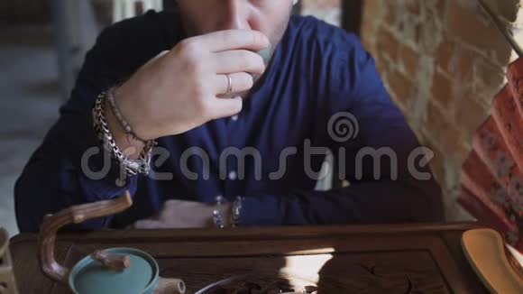 在中国餐馆里喝茶的人视频的预览图