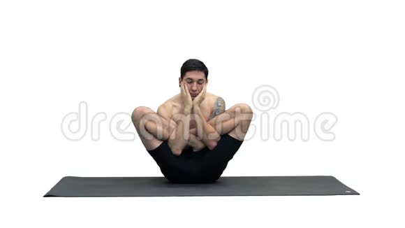 在白色背景下练习瑜伽练习量表托拉萨纳视频的预览图