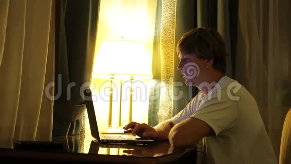 男人在看屏幕用笔记本电脑视频在Skype上聊天视频的预览图