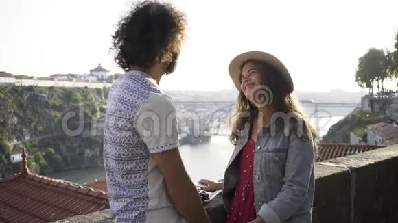 年轻夫妇在城市的高景点视频的预览图