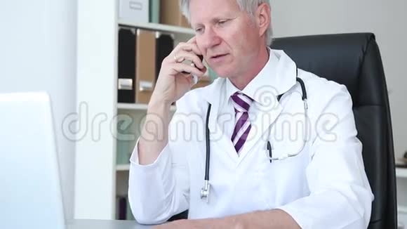 医生在手机上聊天视频的预览图