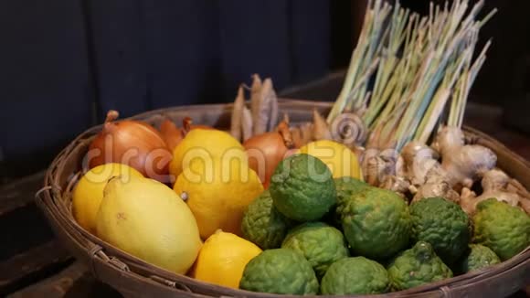 篮子里有水果和蔬菜在靠近木墙的地板上放置各种柠檬和蔬菜的编织篮子视频的预览图