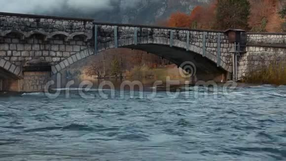 秋天的季节里河水流淌着贝娄石桥视频的预览图